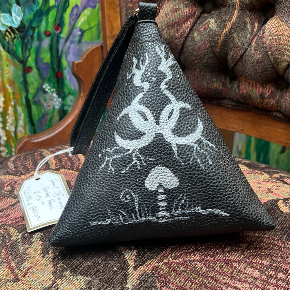 Source Unknown Black and sulver Wristlet Clutch